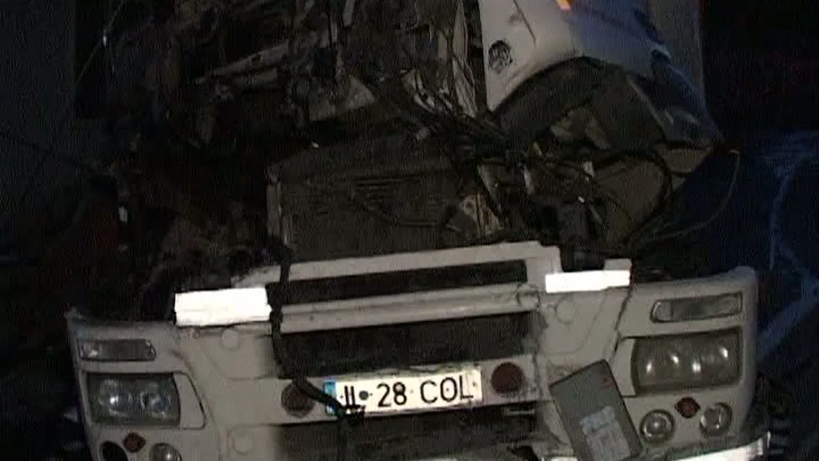 Zeci de case, în beznă, după ce un tir a doborât stâlpii de electricitate VIDEO