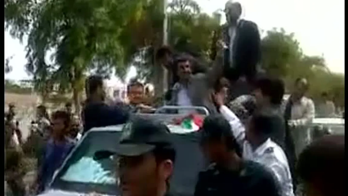 Iran: O femeie a urcat pe maşina lui Ahmadinejad în timp ce acesta făcea turul unui oraş VIDEO