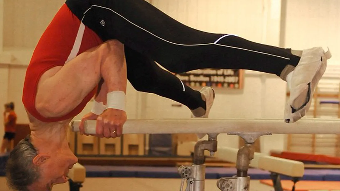Gimnast la 82 de ani: Bătrânelul care face exerciţii la paralele FOTO