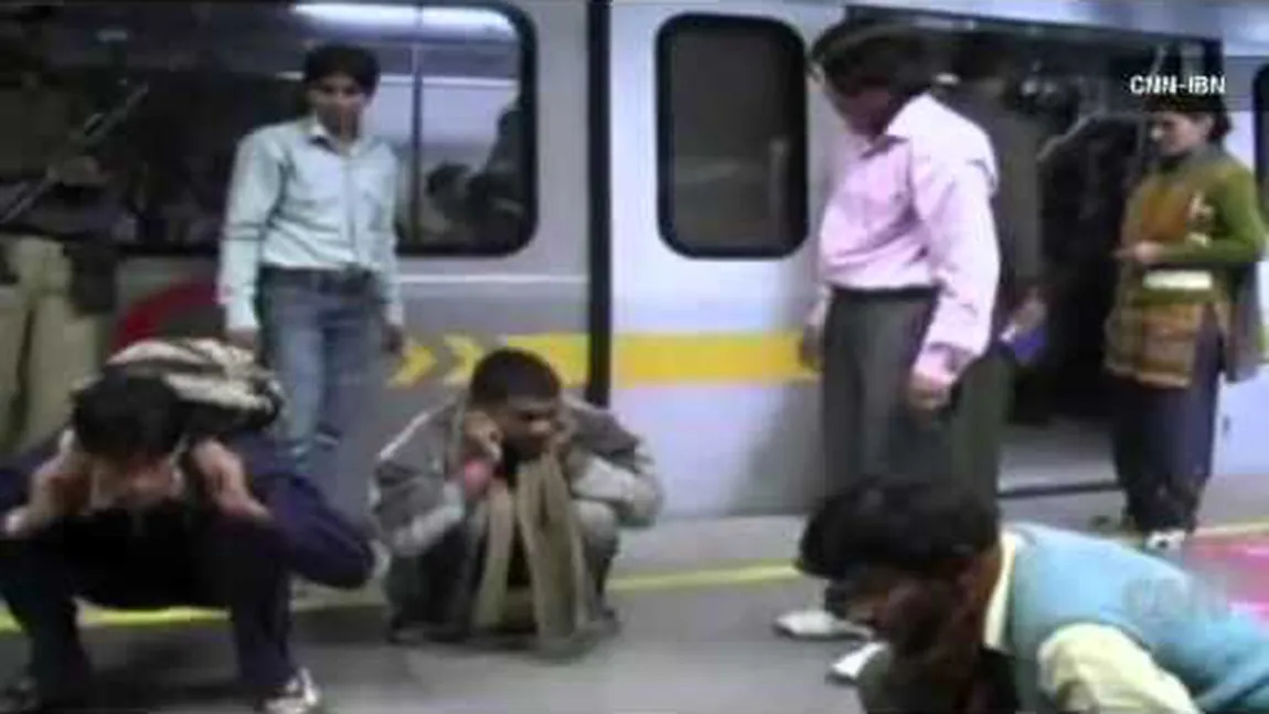 Cum sunt luaţi la palme bărbaţii la metrou VIDEO