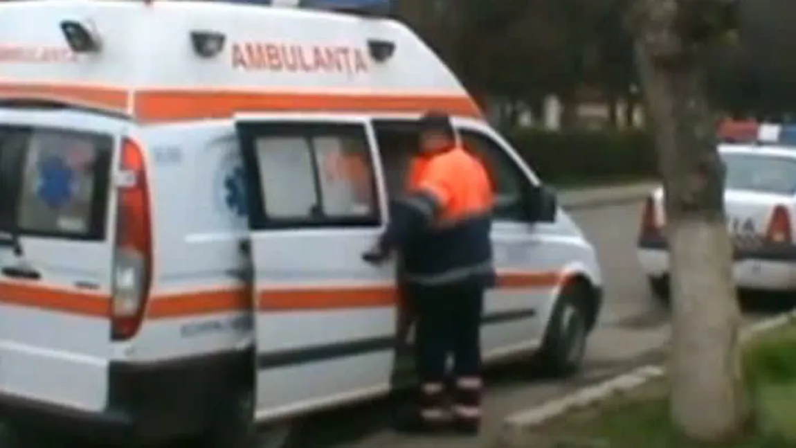 Un bărbat şi-a bătut fiica pentru că a văzut-o alături de trei băieţi