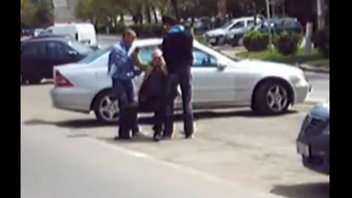 Show bahic în stradă. Un beţiv le dă bătăi de cap unor trecători VIDEO