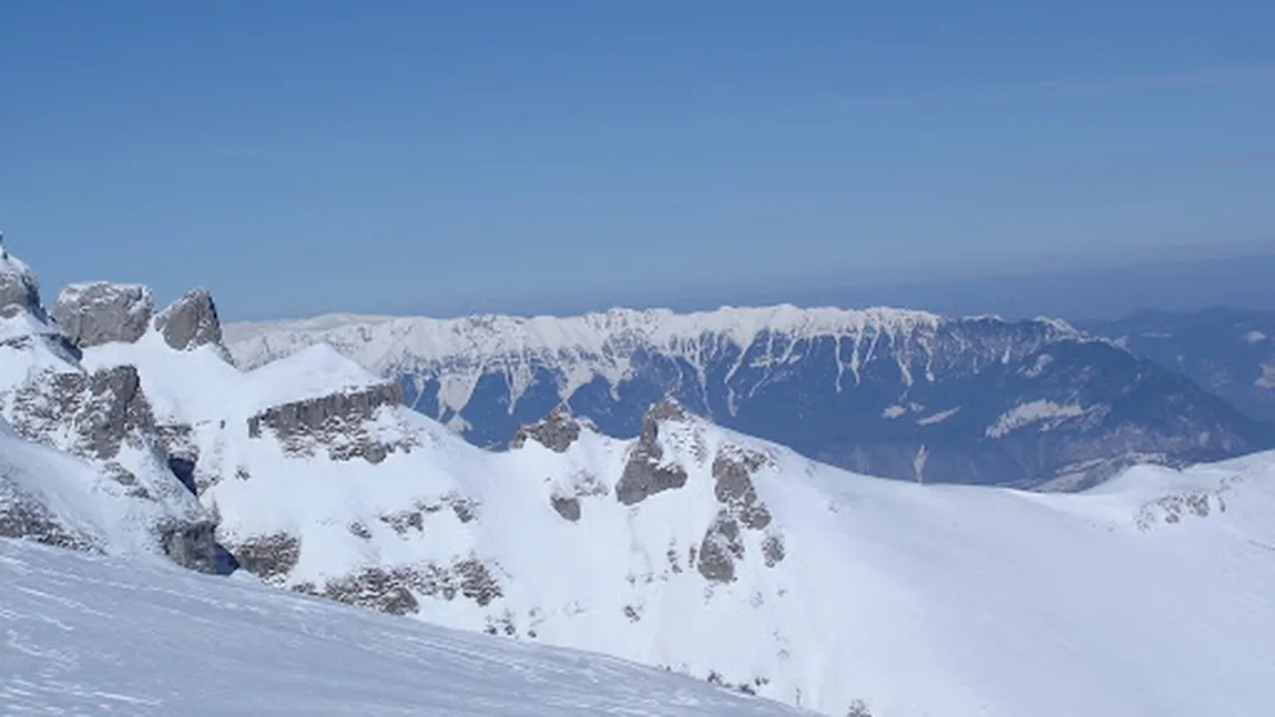La munte a venit IARNA. Pe Platoul Bucegi, zăpada viscolită măsoară până la 20 de centimetri VIDEO