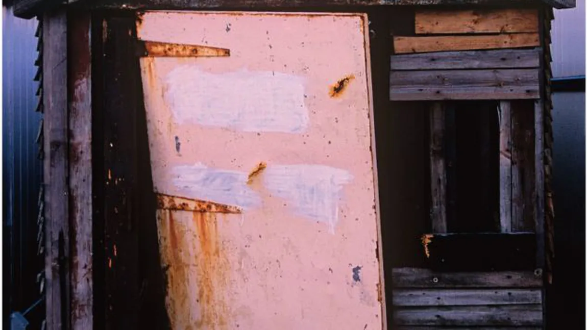Nebunia publicităţii: Un britanic a dat 50.000 de lire sterline pe fotografia unei cabane dărăpănate