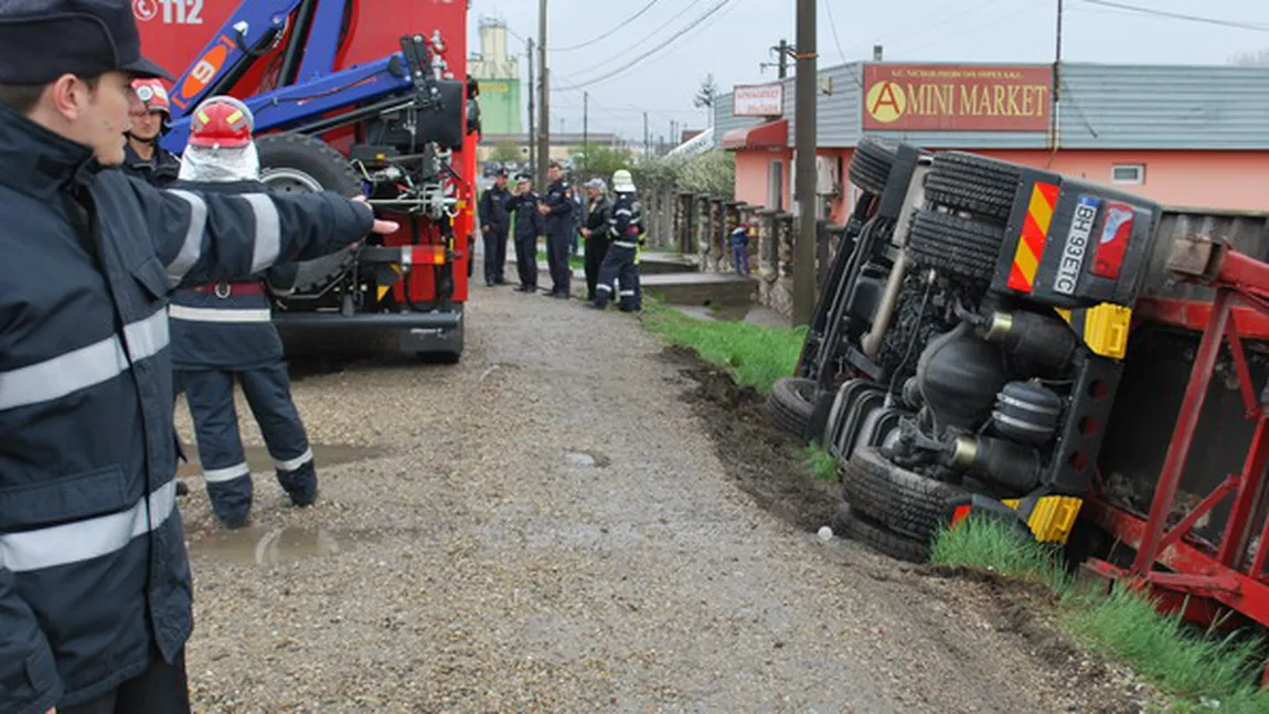 Hunedoara:TIR cu 40 de tone de ciocolată, parcat pe marginea DN 7, răsturnat după surparea terenului