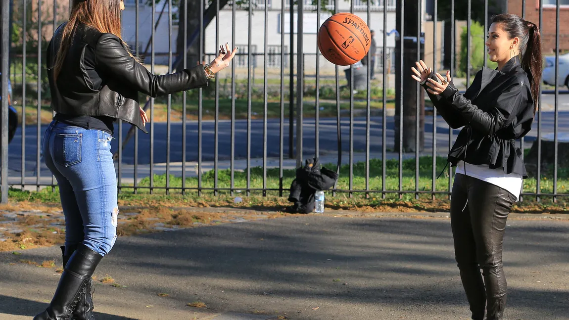 Sora lui Kim Kardashian, Khloe, joacă baschet pe tocuri FOTO