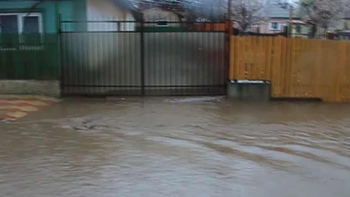 O ploaie torenţială a inundat zeci de gospodării din Tuzla VIDEO