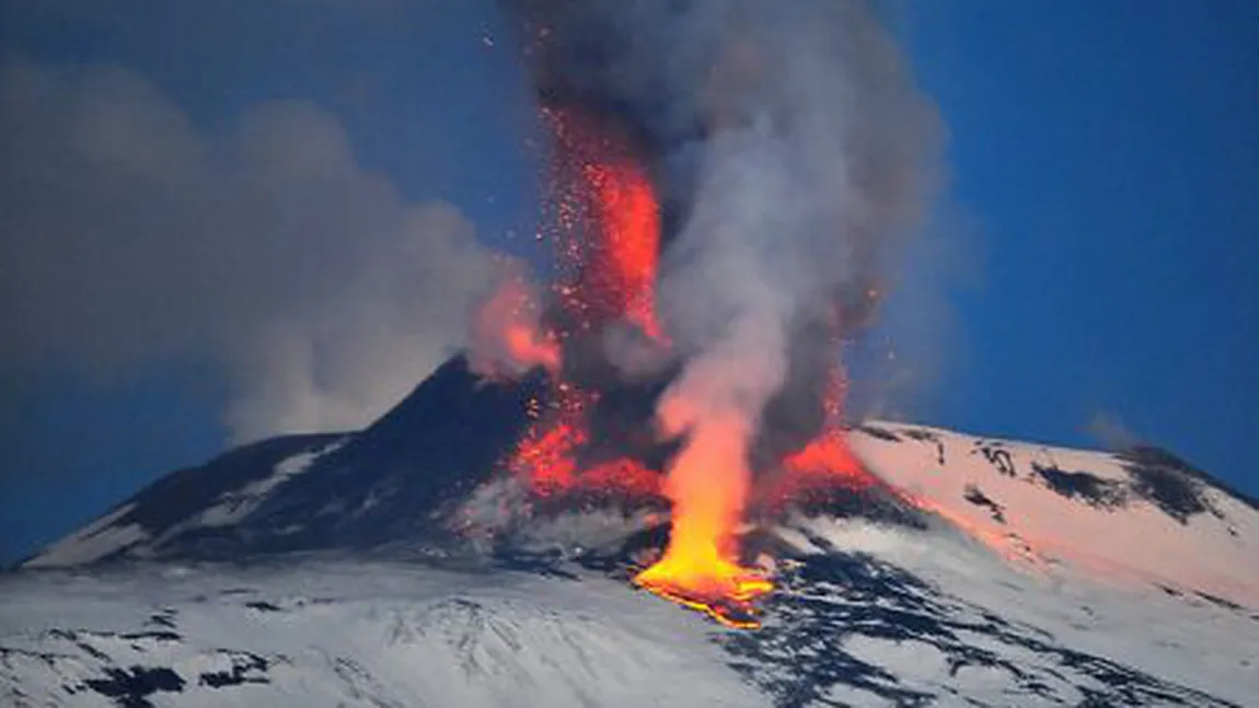 Vulcanul Etna erupe din nou, pentru a şasea oară în 2012
