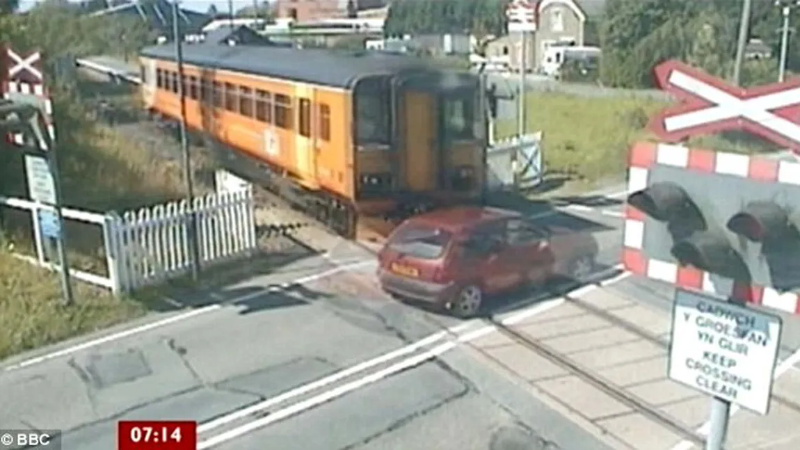 Câtă inconştienţă! Vezi ce a păţit un şofer care nu s-a asigurat la trecerea căii ferate VIDEO