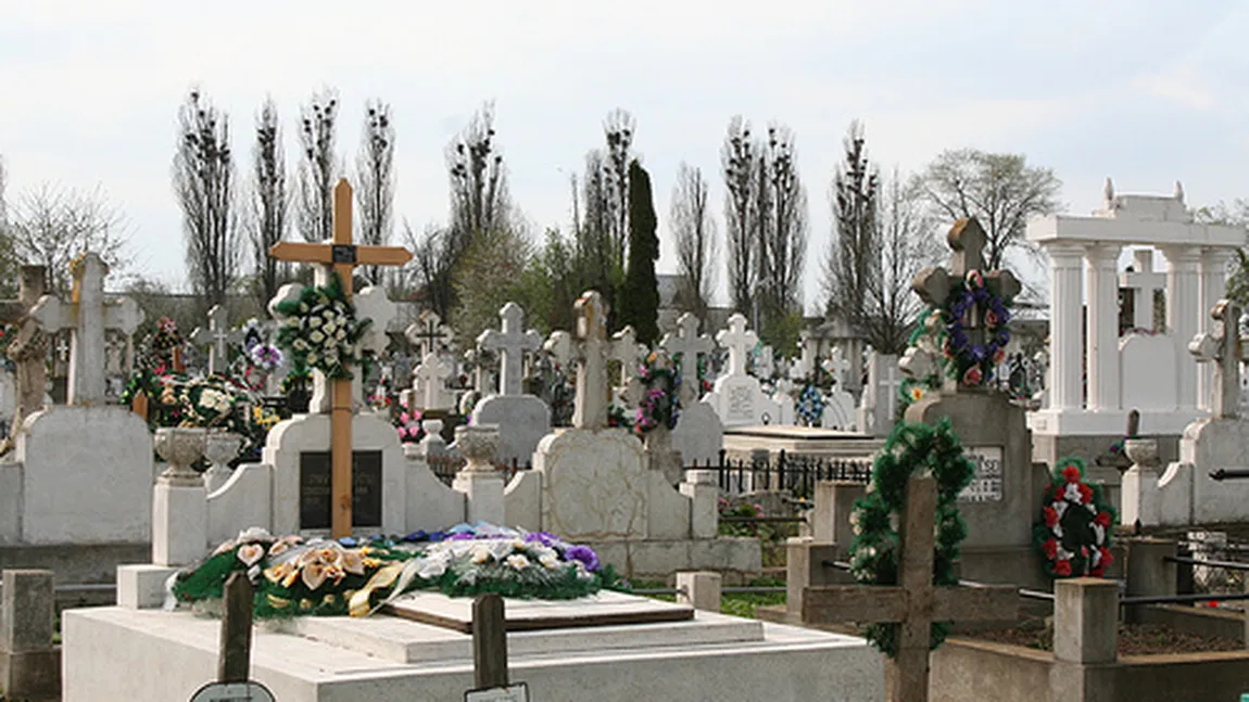 Fiscul VINDE MORŢII din cimitire. Locuri de veci confiscate şi scoase la licitaţie