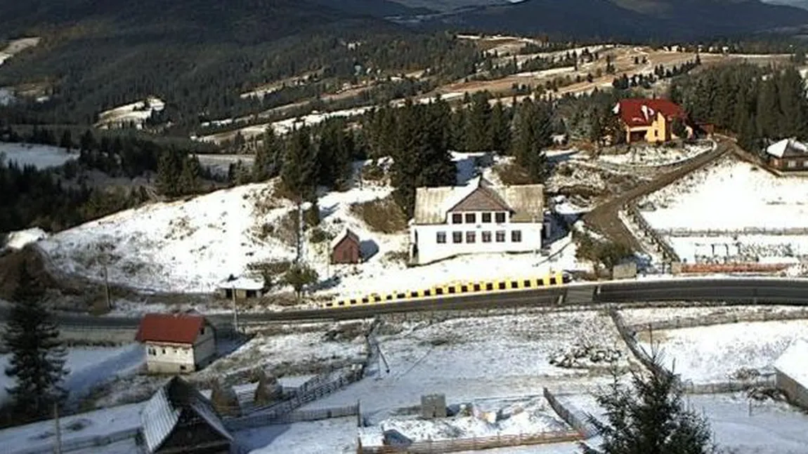 Strat de zăpadă de cinci centimetri în Pasul Tihuţa care leagă Transilvania de Moldova