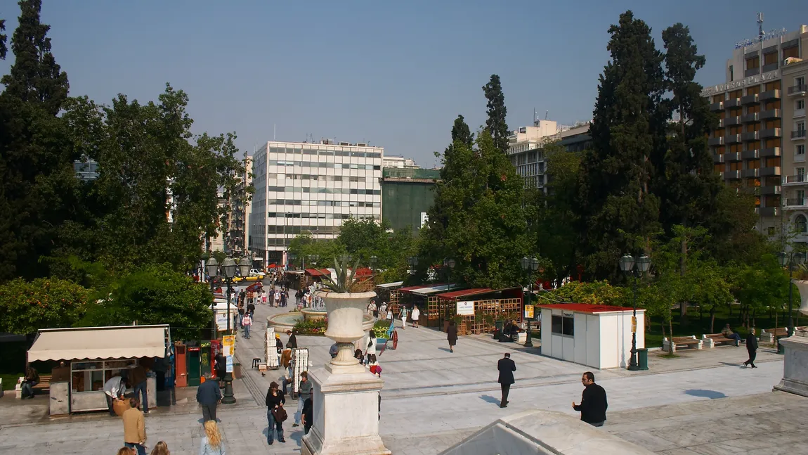 ŞOCANT. Un bătrân s-a sinucis în piaţa centrală a Atenei