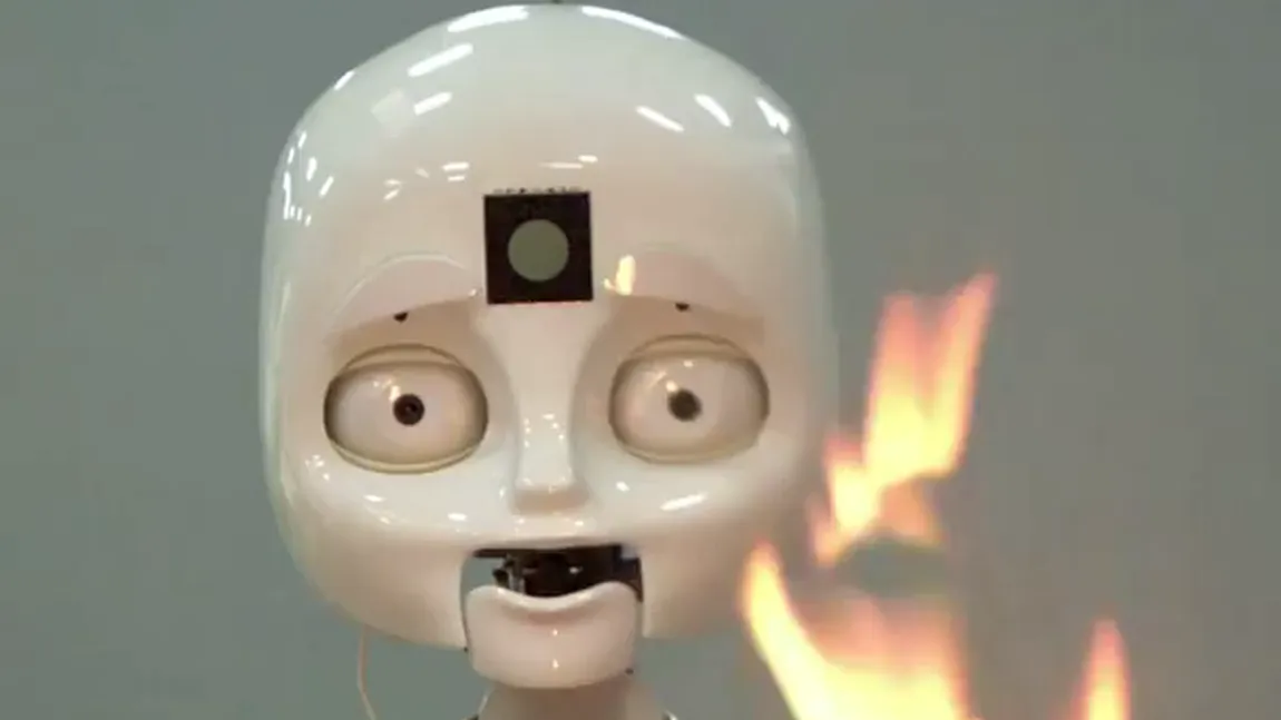 Robotul-pompier te sperie înainte să stingă focul VIDEO
