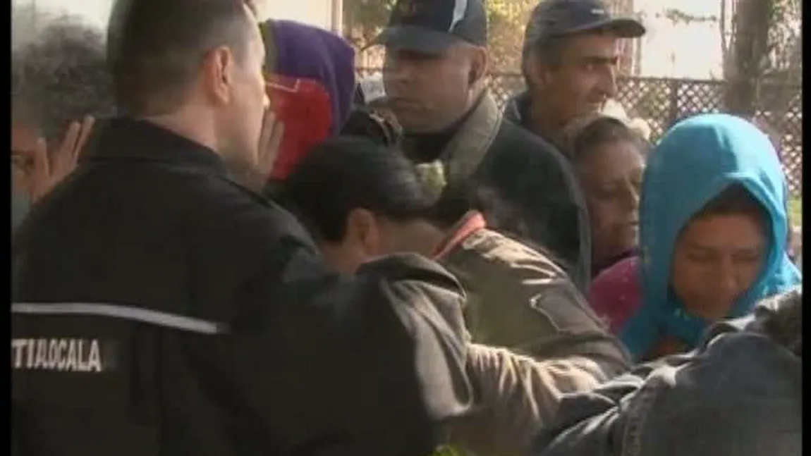 Săracii din Prahova se calcă-n picioare la ajutoare, dar pleacă acasă cu taxiul VIDEO