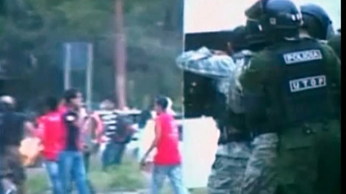 Bătaie cu pietre între suporteri şi poliţie VIDEO