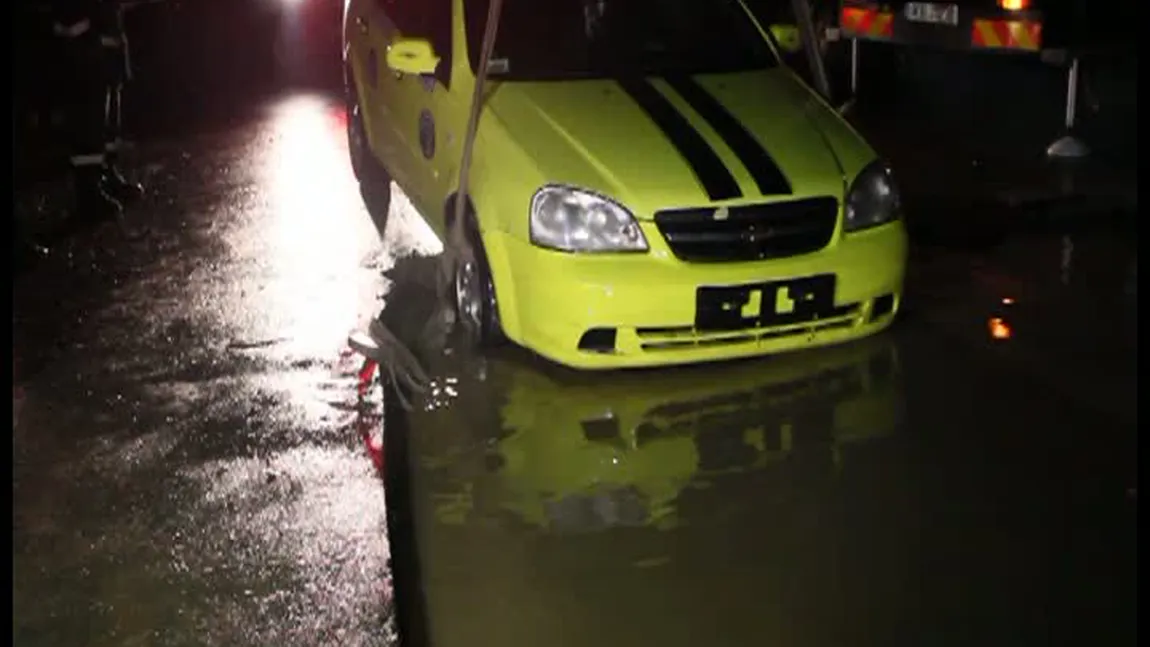 Botoşani: Taxi, înghiţit de o groapă VIDEO