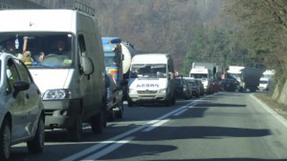 Trafic rutier îngreunat în trei judeţe, din cauza alunecărilor de teren