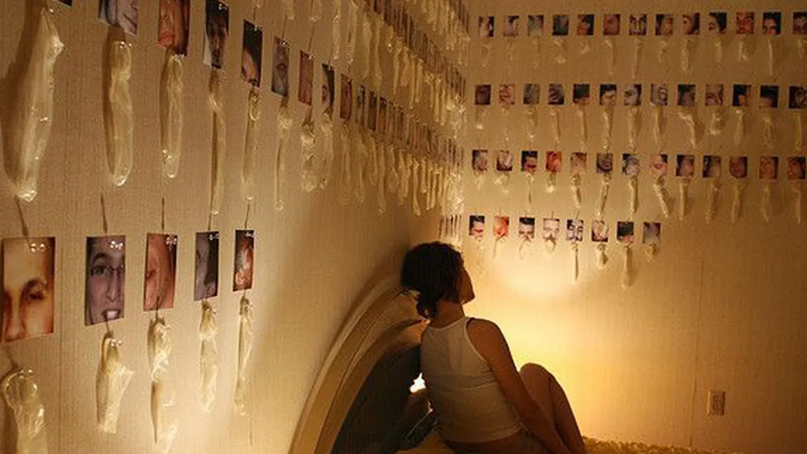 Cum arată dormitorul unei nimfomane: Pereţii sunt decoraţi cu prezervative folosite