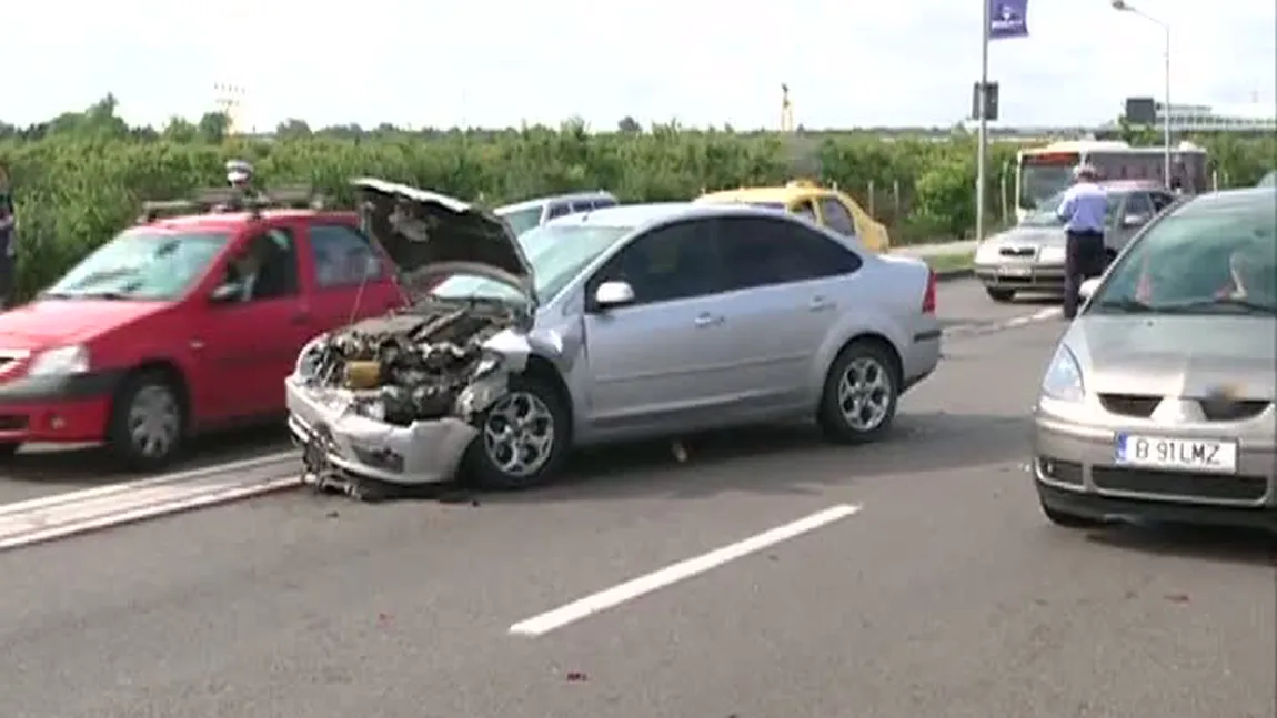 Accident în lanţ în Bucureşti: Cinci maşini s-au tamponat în zona pasajului Băneasa VIDEO