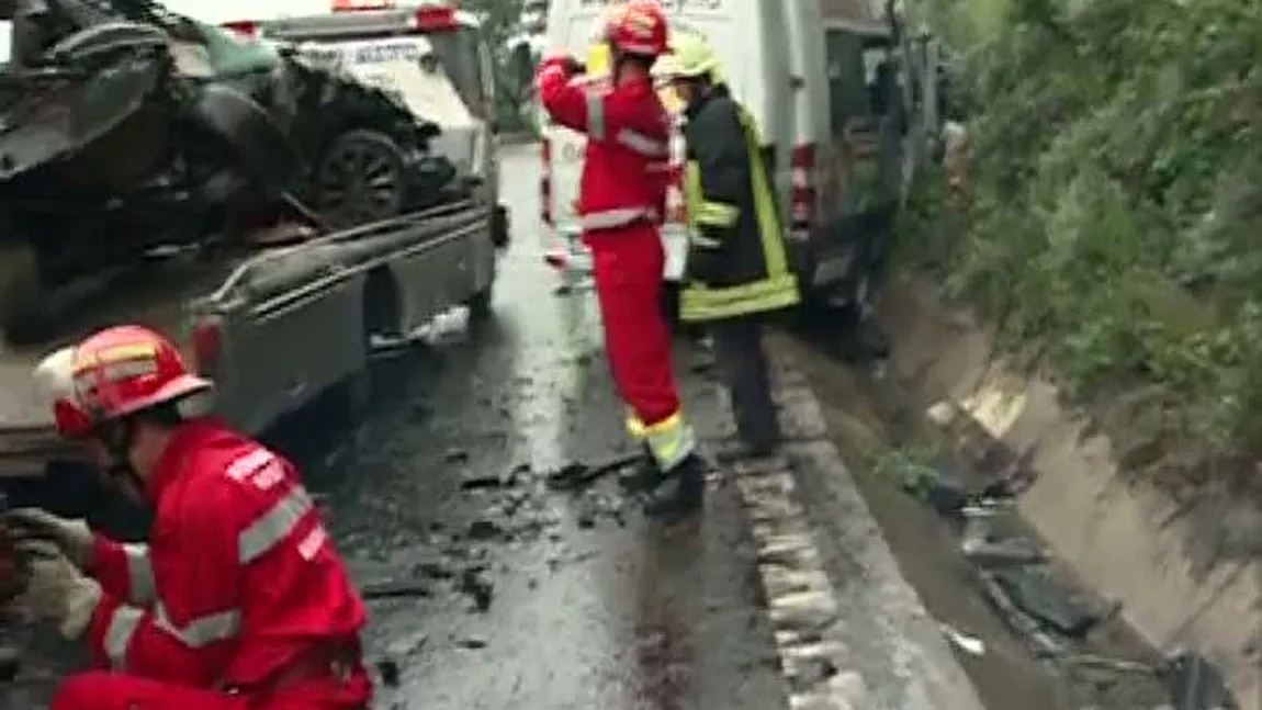 GRAV ACCIDENT pe DN 1, la Nistoreşti: Un microbuz cu 16 pasageri s-a ciocnit cu o maşină VIDEO