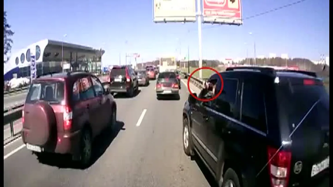 Ameninţat cu arma în trafic VIDEO