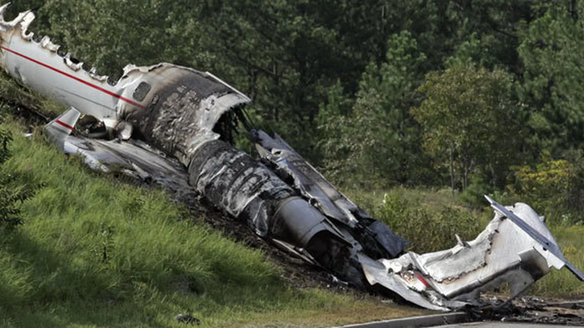 Un avion cu 21 de persoane la bord s-a prăbuşit în Nepal