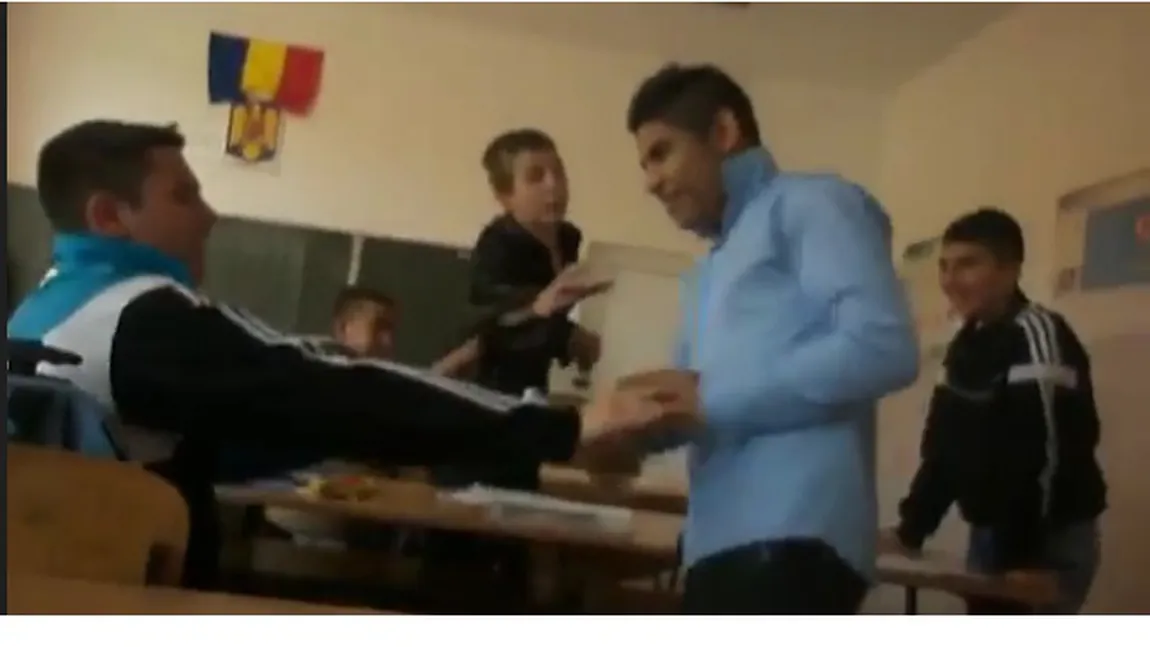Bătaie şi înjurături la şcoală. Câţiva elevi şi-au filmat 