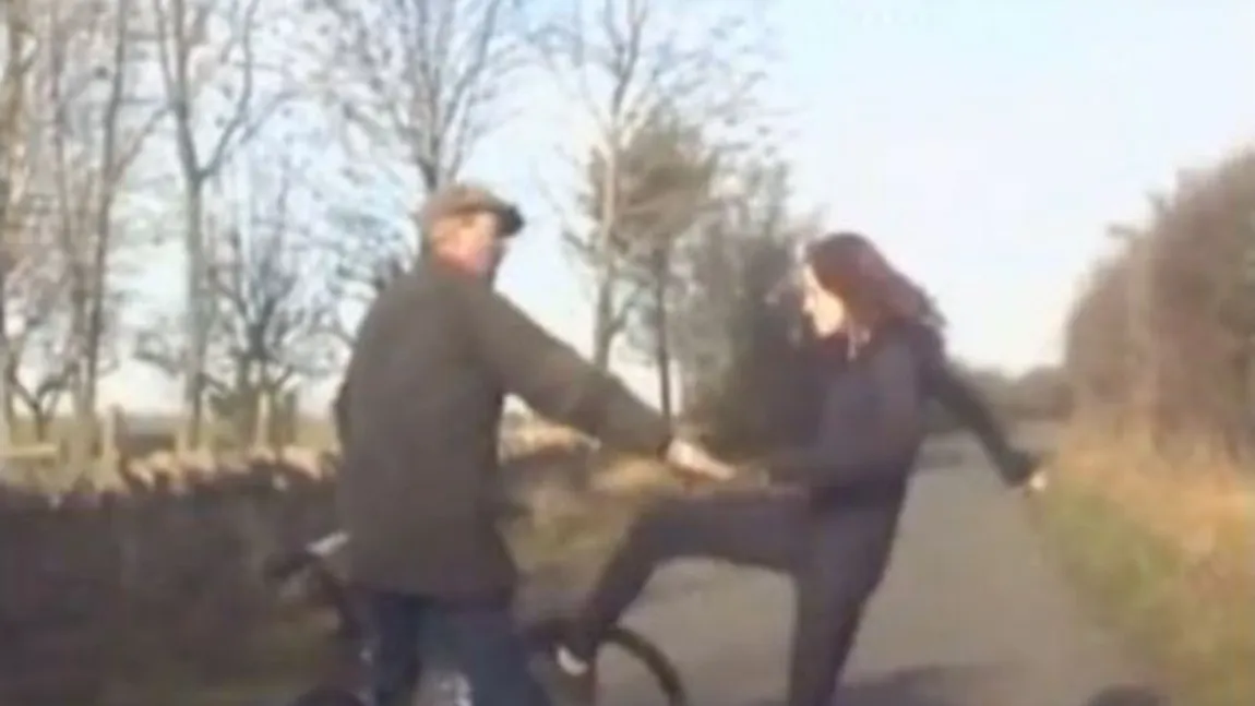 A bruscat un biciclist, apoi a anunţat Poliţia că a fost atacată de acesta VIDEO