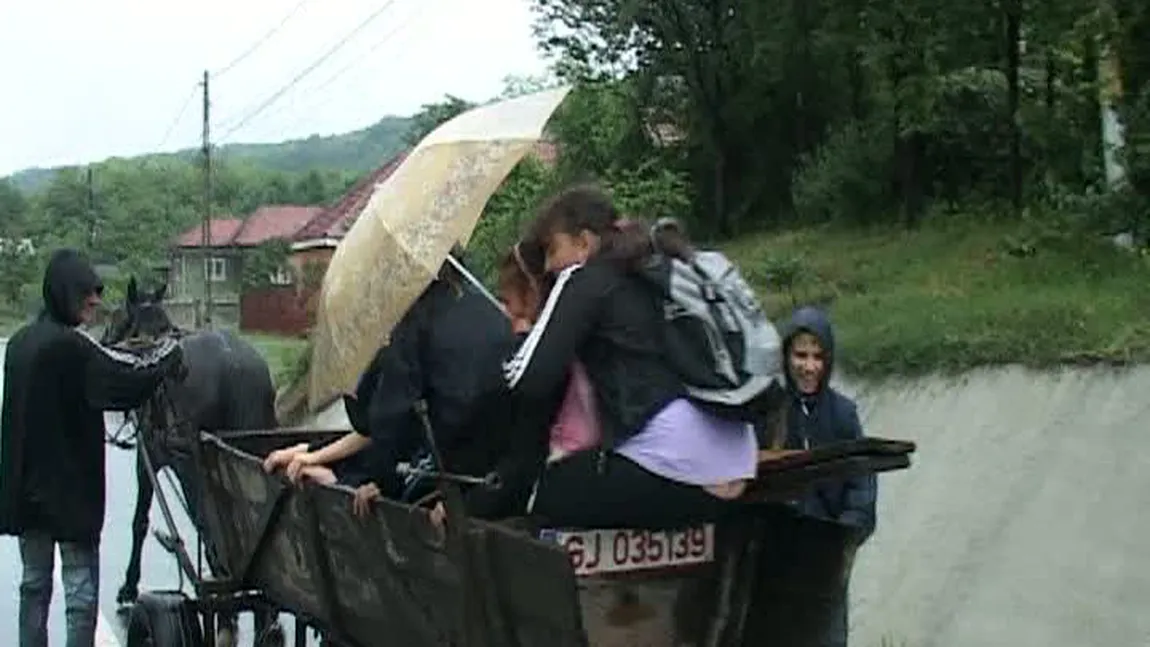 CĂRUŢA ŞCOLARĂ, alternativa pentru elevii care merg pe jos la cursuri VIDEO