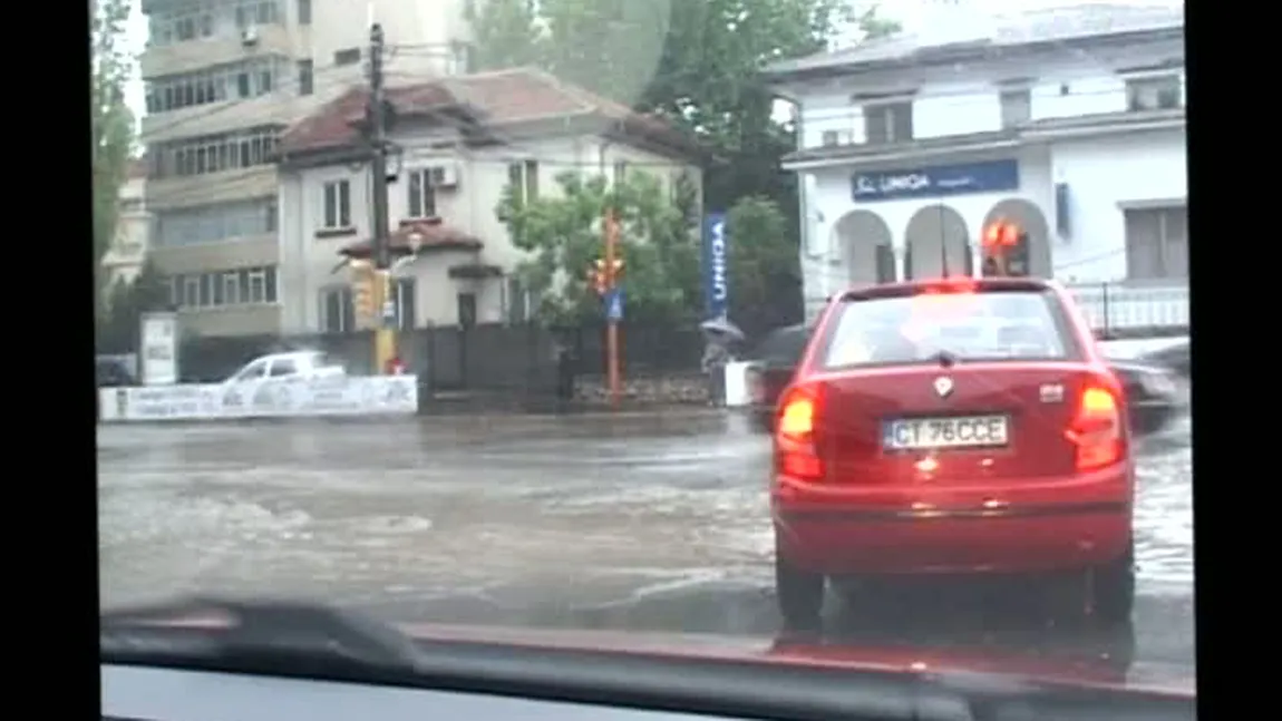 Inundaţii şi copaci doborâţi de vânt, în Constanţa VIDEO