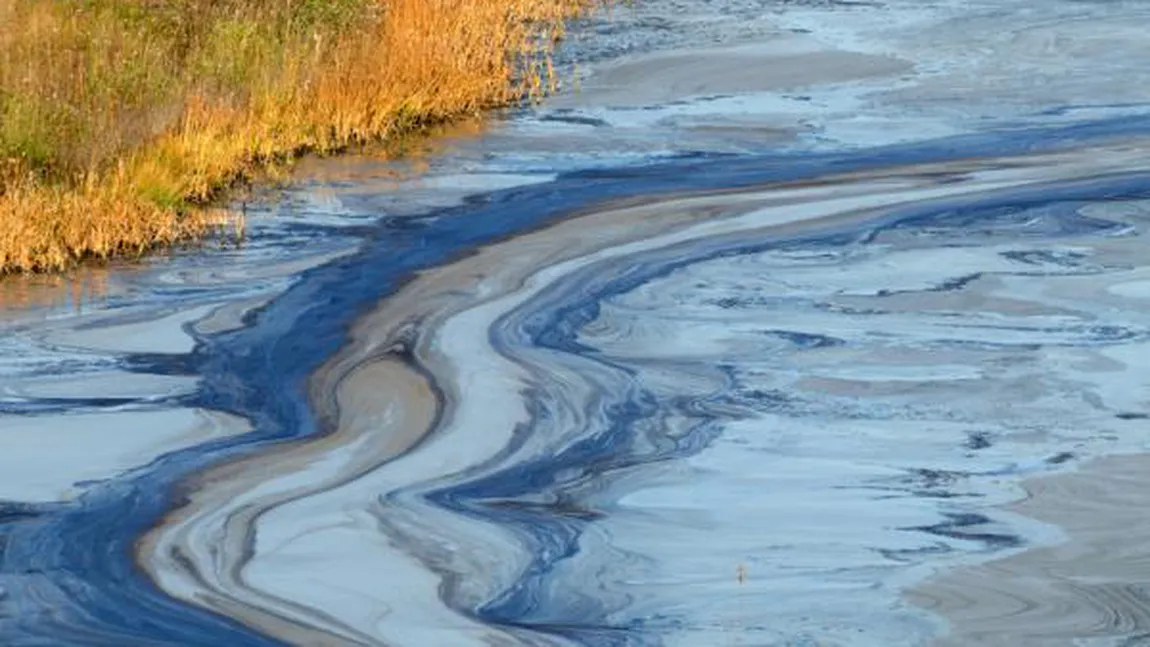 Acţiunile de curăţare a petrolului deversat în râul Cotmeana, urgentate din cauza vremii