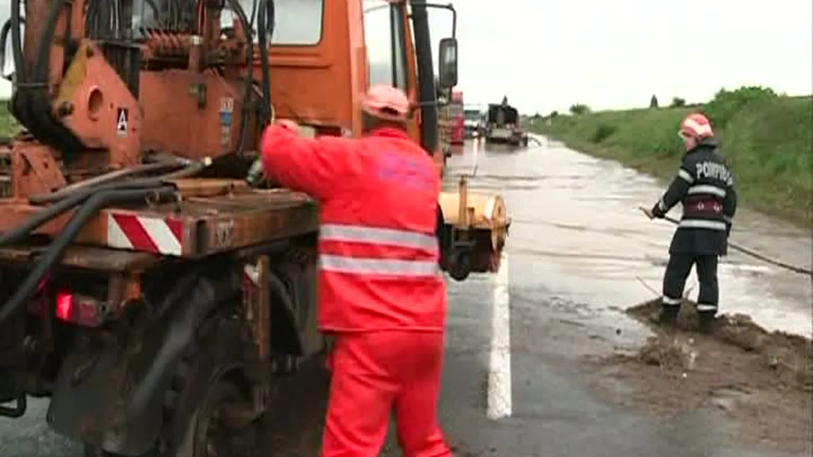 Zeci de case din Vrancea, inundate. Drumul european 85, blocat din cauza apei VIDEO