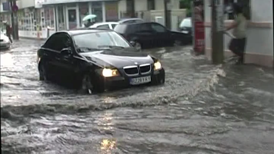 Ploi torenţiale şi inundaţii în România. Un băcăuan a murit, mai multe drumuri sunt blocate VIDEO
