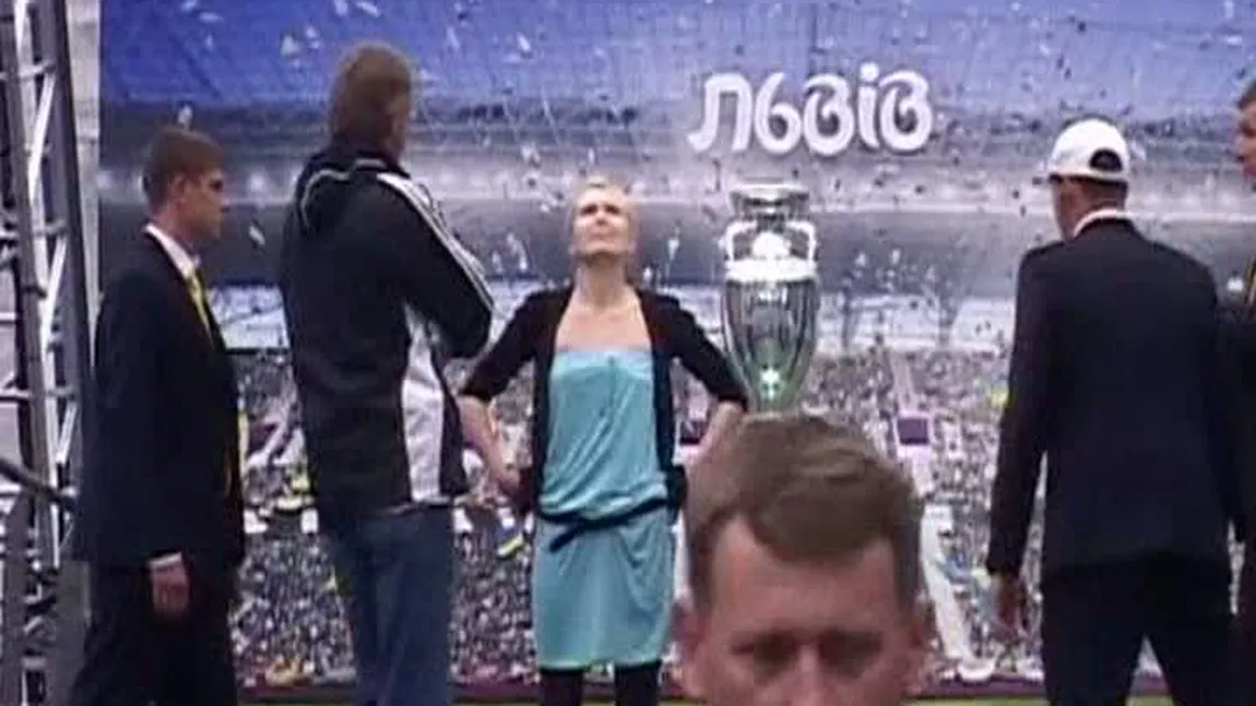 O activistă topless de la FEMEN a încercat din nou să fure trofeul Euro VIDEO