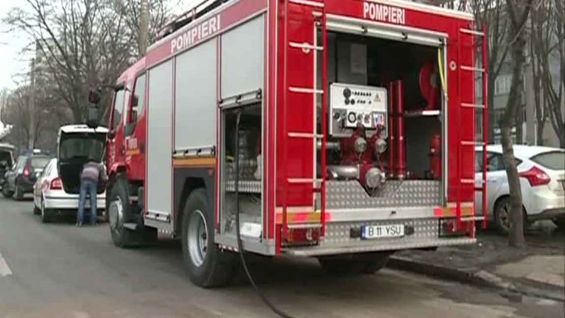 Incendiu puternic la Sălaj. O societate care face căzi din fibră de sticlă a ars în totalitate