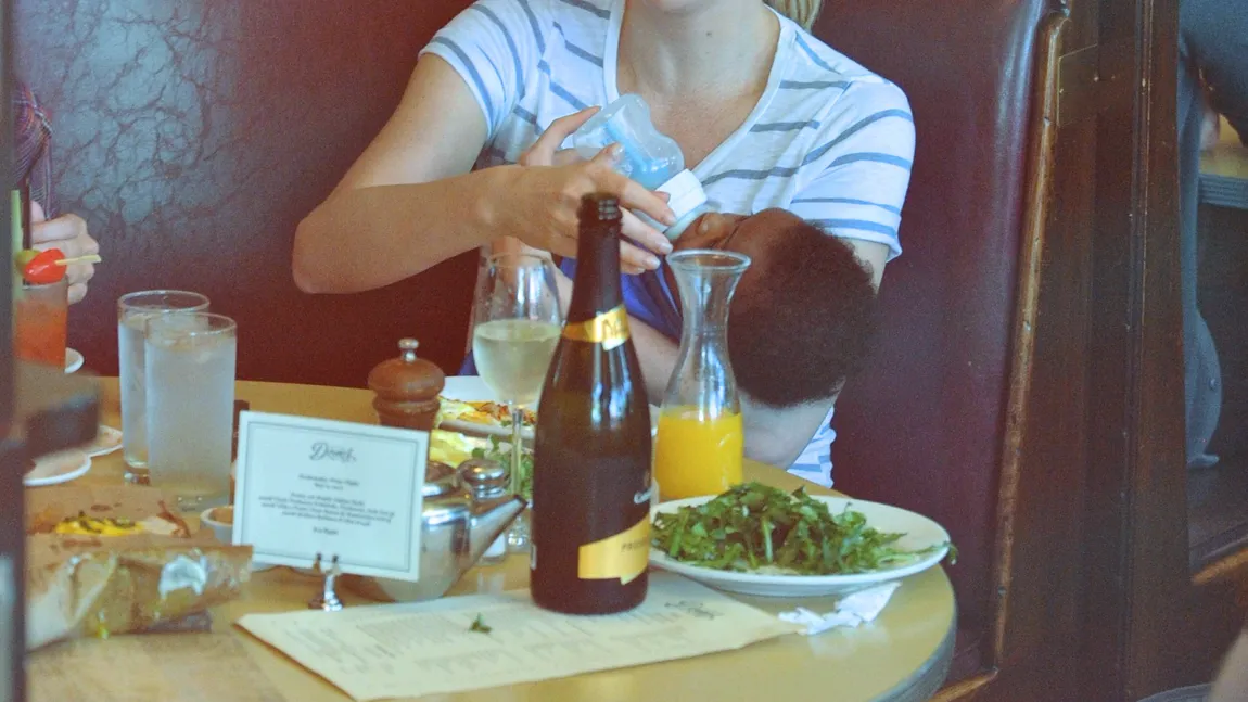 Primele imagini cu Charlize Theron şi bebeluşul ei FOTO