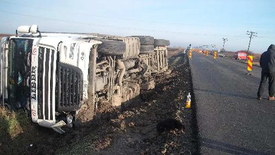 Un TIR cu bere s-a răsturnat pe DN 7. Traficul rutier a fost blocat