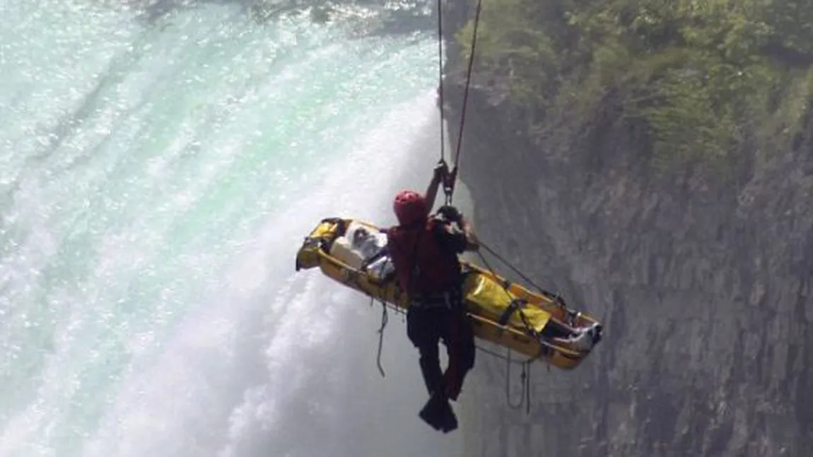 Un bărbat a căzut de la 53 de metri înălţime în apele cascadei Niagara şi a supravieţuit VIDEO