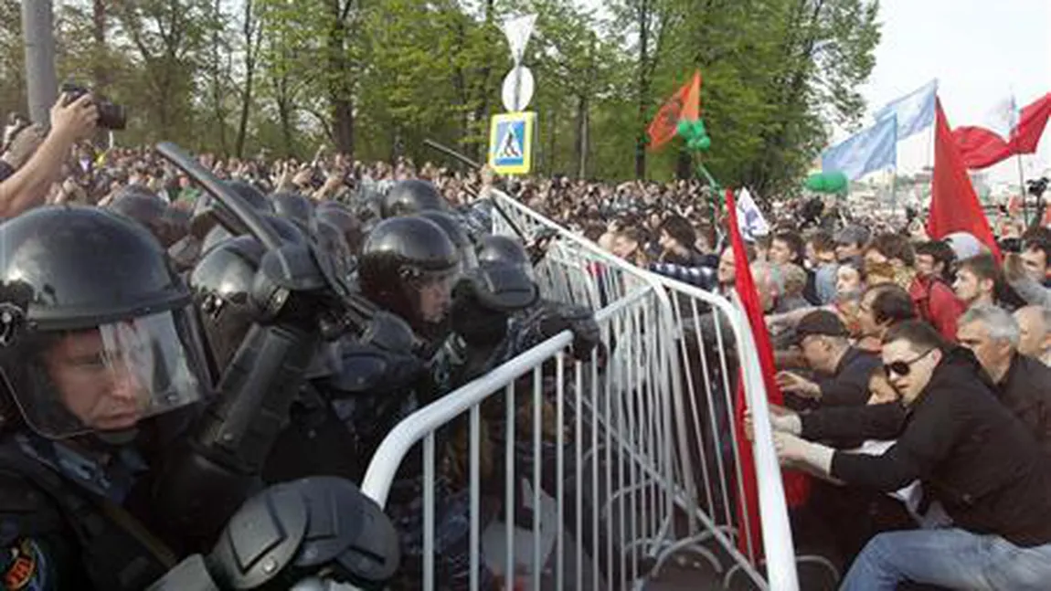 300 de opozanţi, arestaţi la Moscova în paralel cu învestirea lui Vladimir Putin