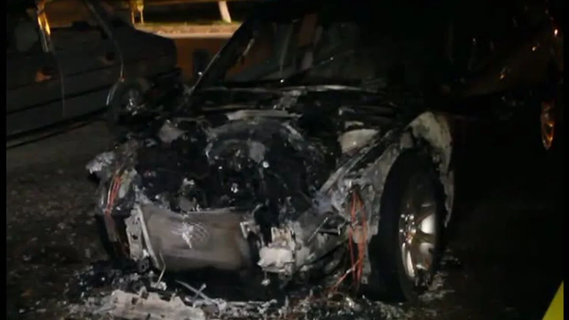 RĂZBUNĂRI MAFIOTE Unui tânăr din Botoşani i-au fost incendiate maşinile VIDEO