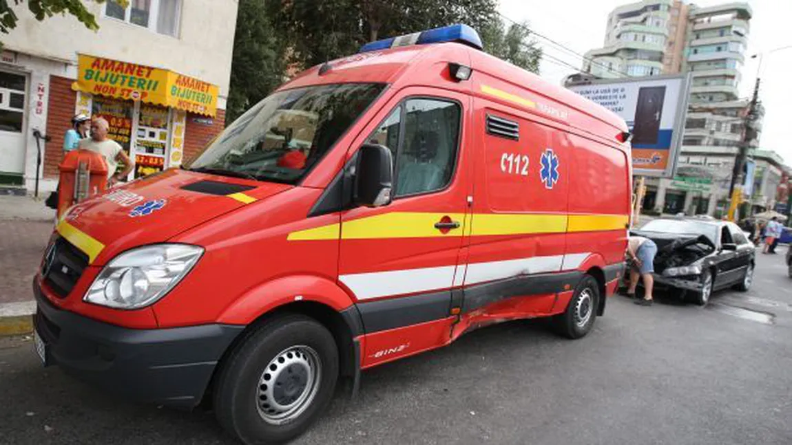 Un PIETON în COMĂ, după ce a fost lovit de o ambulanţă SMURD