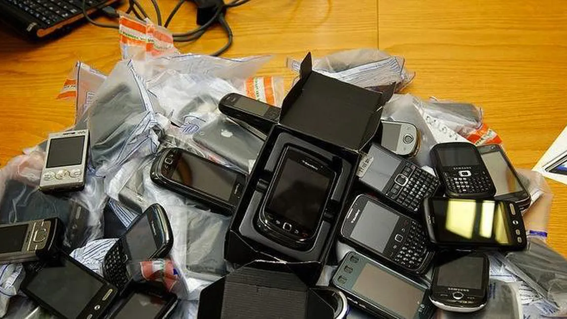 Tineri reţinuţi în Capitală pentru furt calificat de telefoane mobile de lux şi tâlhărie