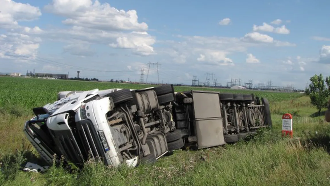 Circulaţie îngreunată pe DN1B după ce un TIR s-a răsturnat. Trei persoane au fost rănite