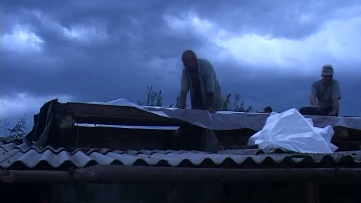 Tornadă într-o comună din Arad. Vântul a luat mai multe acoperişuri VIDEO