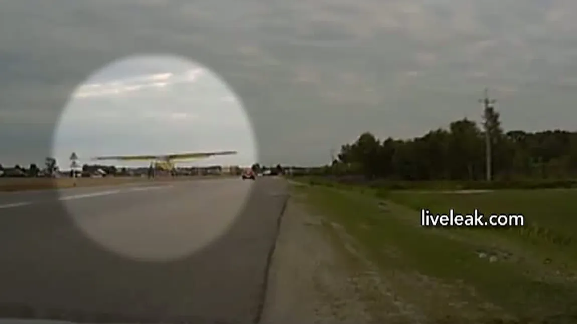 Un avion aterizează pe o şosea, printre maşini VIDEO