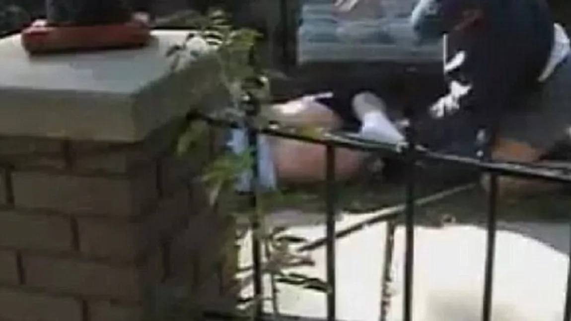 Bătaie zdravănă la fundul gol! Aşa a fost pedepsit un tânăr care a făcut sex cu o minoră VIDEO