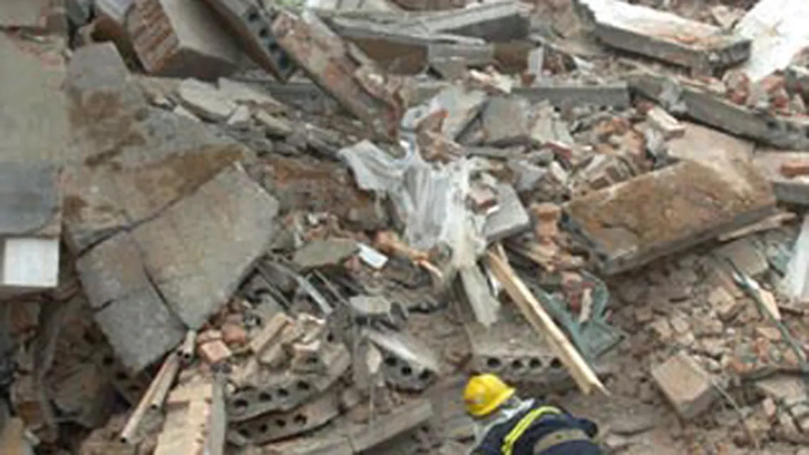 O clădire s-a prăbuşit în direct în timpul reportajului despre pericolul prăbuşirii ei VIDEO