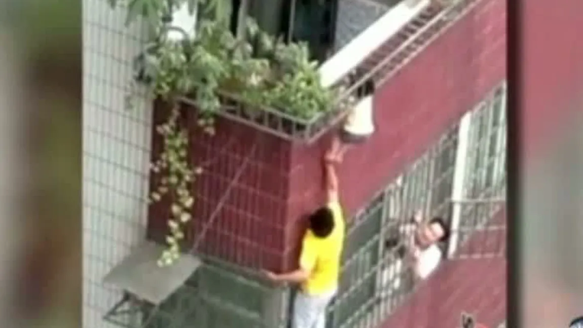 Un copil a rămas suspendat la zeci de metri înălţime, cu capul între barele unei jardiniere