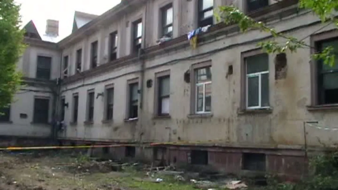 Ambasadele şi ONG-urile au verificat condiţiile în care trăiesc rromii mutaţi la Cuprom VIDEO