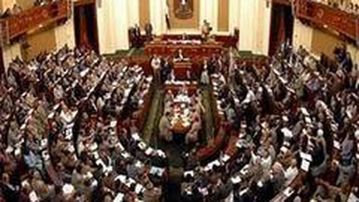 Parlamentul din Egipt, dizolvat prin aplicarea hotărârii justiţiei. Islamiştii contestă